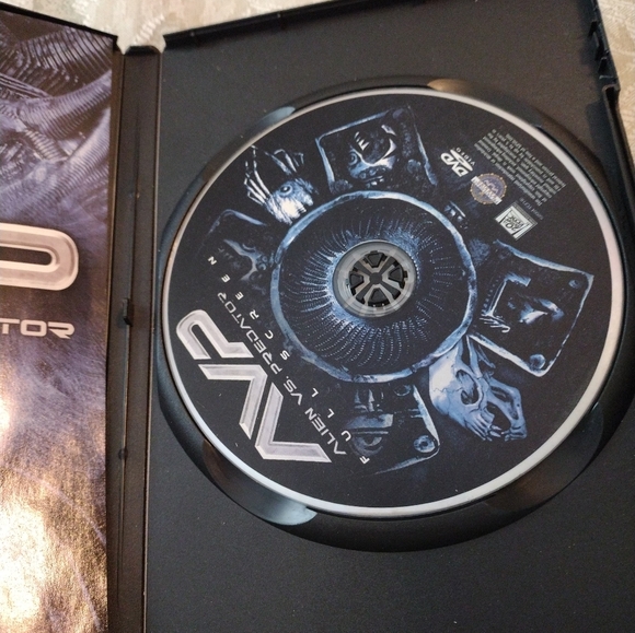 AVP: Alien vs Predator  (2004) sci fi - Picture 2 of 6